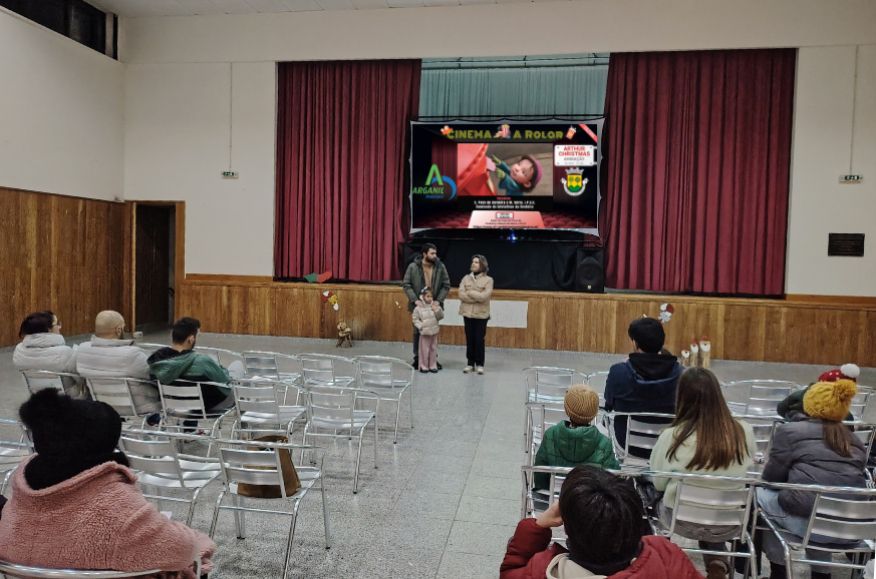Proje&ccedil;&atilde;o do Filme Arthur Christmas fez as delicias dos mi&uacute;dos e gra&uacute;dos